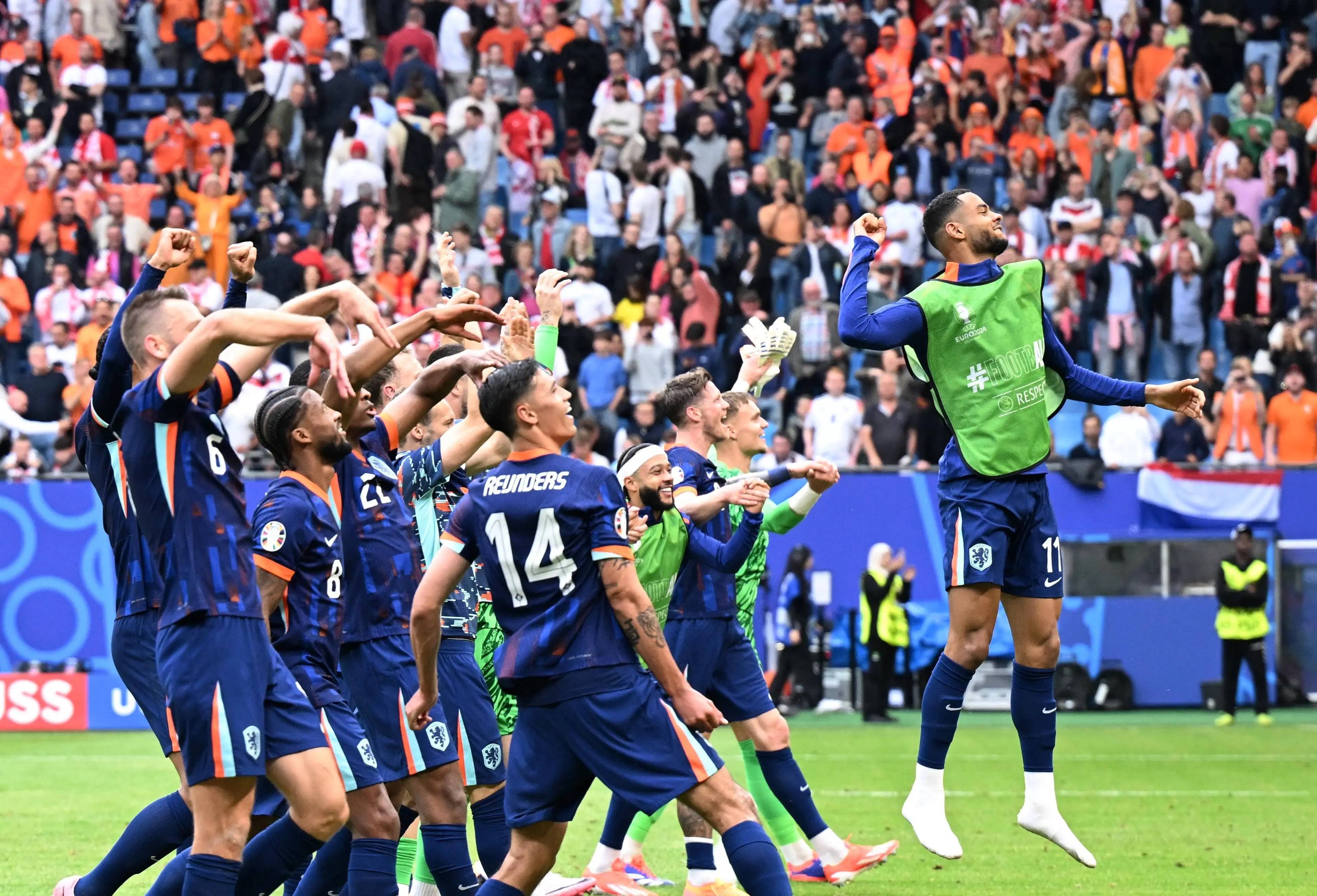 威廉姆斯横扫红牛二队，佩雷兹关键制胜