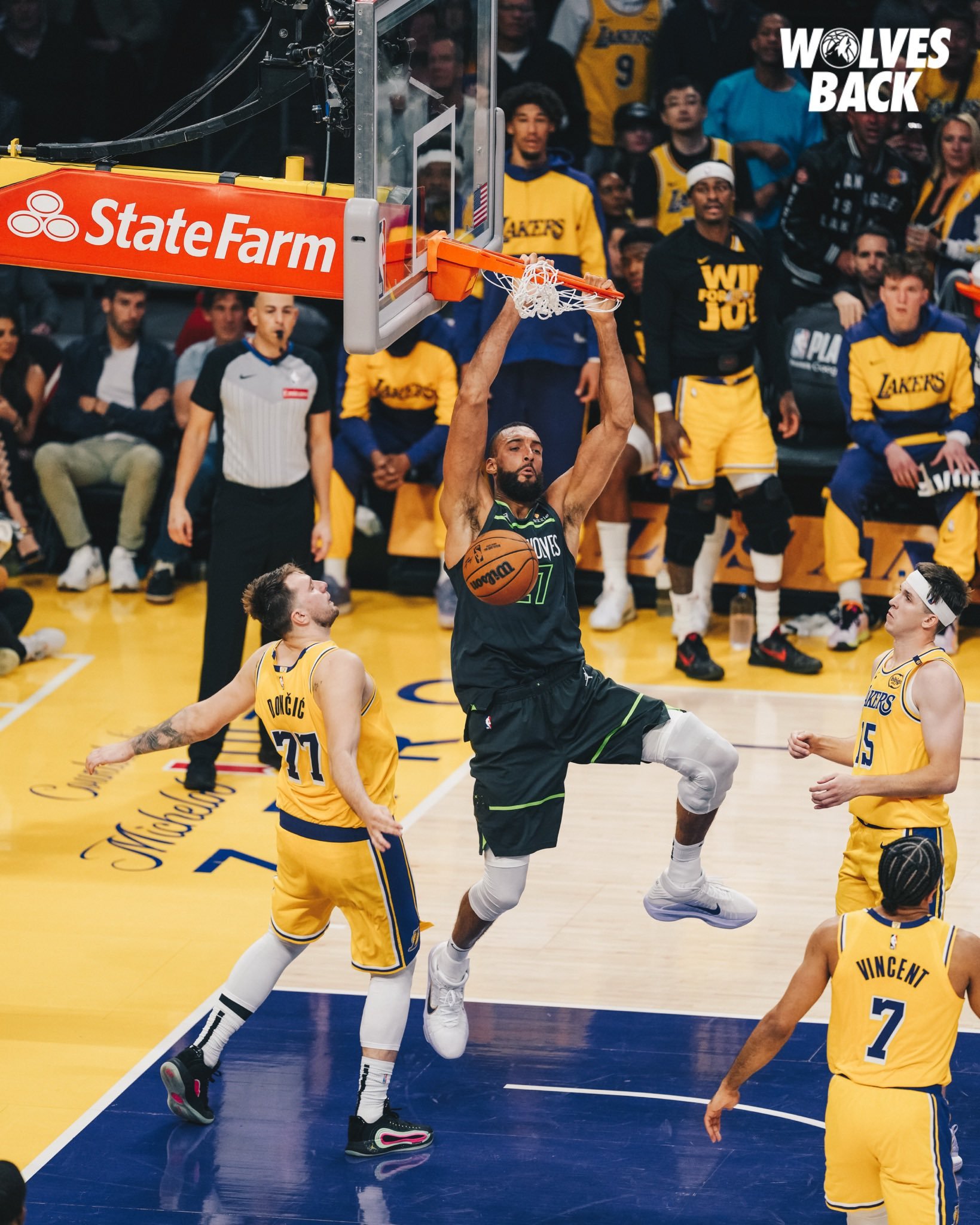 爵士力克灰熊，布克统治全场