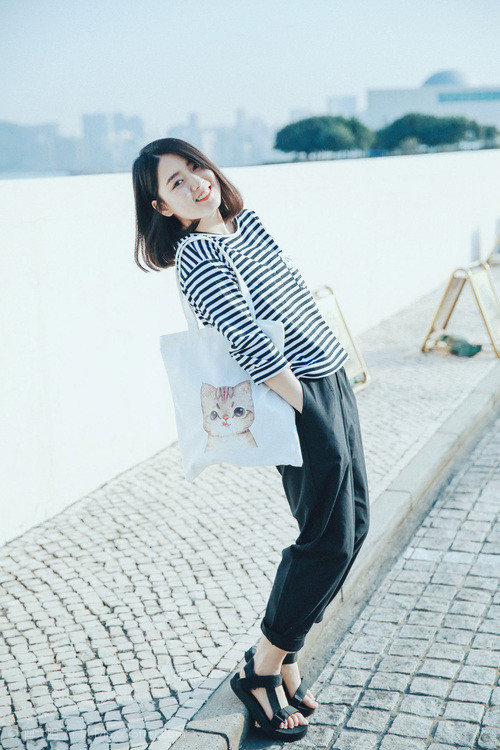 雪峰与半岛之间，他扛起了月亮的脊梁